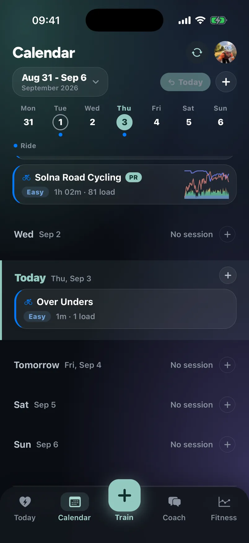 Kresta training calendar with scheduled workouts, week summaries, and a fitness chart.